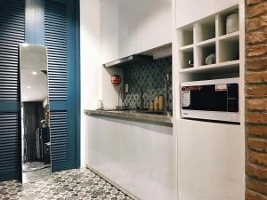 a kitchen with a counter and a microwave at Sweetheart in Saigon in Ho Chi Minh City