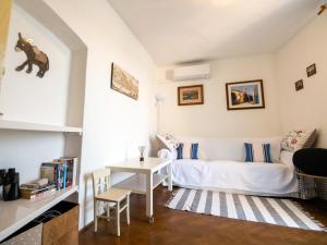 ein Wohnzimmer mit einem weißen Sofa und einem Tisch in der Unterkunft Apartment Julietta in Rab