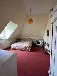1 dormitorio en el ático con cama y ventana en Schloss Rössing - Messezimmer in historischem Ambiente, en Nordstemmen