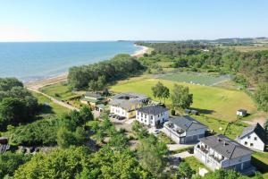 strandnahes Haus mit Meerblick, gratis Nutzung vom AHOI Erlebnisbad und Sauna in Sellin - Sealodge Rügen في غورين: اطلالة جوية على منزل مجاور للمحيط