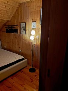 een slaapkamer met een bed en een lamp in een kamer bij Apartmani vuk in Cetinje