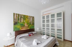 ein Schlafzimmer mit einem Bett und einem Wandgemälde in der Unterkunft Mestre Altamarea Apartment in Mestre