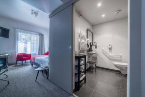 Koupelna v ubytování Logis Hôtel Ker Mor + 37 fotografií
