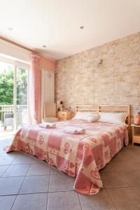 - une chambre avec un lit et un mur en briques dans l'établissement Malpensa Garden, à Case Nuove