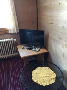 Un televizor și/sau centru de divertisment la Haus Solvay mit freier Matterhornsicht