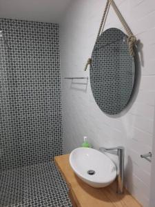 uma casa de banho com um lavatório, um chuveiro e um espelho. em Sado House 2 na Comporta
