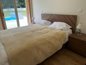 En eller flere senge i et værelse på River house in Vila Nova Cerveira