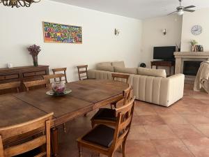 salon ze stołem i kanapą w obiekcie River house in Vila Nova Cerveira w mieście Vila Nova de Cerveira