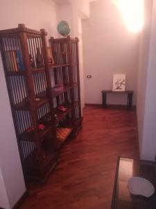 una habitación con una estantería con libros. en Lord C. Home, en La Spezia