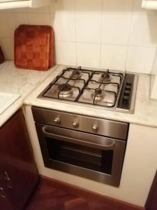 un forno a piano cottura in cucina di Lord C. Home a La Spezia