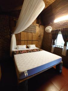 um quarto com uma cama de dossel grande em Homestay field em Ha Giang
