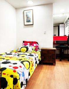 una camera con letto, scrivania e specchio di The best location in Bogota a Bogotá