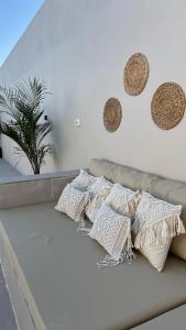 un sofá con almohadas en la sala de estar en Qash Villas, en Jericó