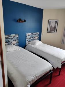 Cama o camas de una habitación en contact hôtel Le Temps Perdu