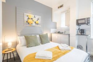 Kuchyň nebo kuchyňský kout v ubytování Private Room 2 with Kitchenette by CB Stays no minimum stays