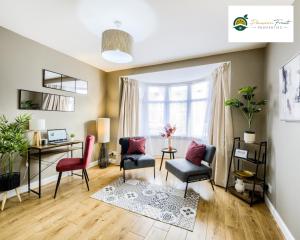 Gallery image of Low Rate - 3 Bedroom House, Sleeps 5, Near Coventry College & Warwickshire Hospital, With Unli Wi-Fi, Driveway Parking and Garden - 22DSC in Coventry