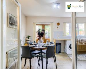 uma sala de jantar com mesa e cadeiras em Low rate Near Coventry College & Warwickshire Hospital -3 Bedroom house with Ensuite bathroom With free Netflix, Wi-fi, Parking & Garden, - DSC em Coventry