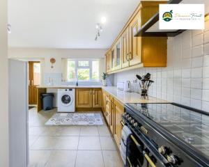 Gallery image of Low Rate - 3 Bedroom House, Sleeps 5, Near Coventry College & Warwickshire Hospital, With Unli Wi-Fi, Driveway Parking and Garden - 22DSC in Coventry