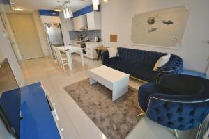 sala de estar con sofá azul y mesa en Kaplan Suites 157, en Estambul