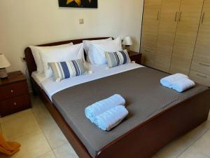 1 dormitorio con 1 cama grande y 2 toallas. en Seaside cozy apartment en Ayiá