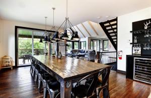 Una cocina y un comedor con mesa y sillas. en Chalets Alpins -13 Chemin des Skieurs, en Stoneham