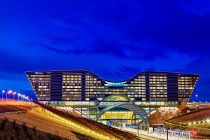 um grande edifício com uma ponte em frente em The Westin Denver International Airport em Denver