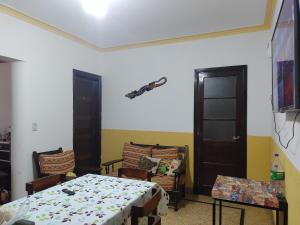 una habitación con mesa y sillas y una habitación con mesa y mesa en Hostel El Rejunte en Mar del Plata