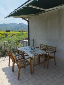 セルモネータにあるL'oasi di Aliceの木製テーブルと椅子付きのパティオ