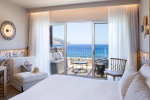 アギオス・ニコラオスにあるMirabello Bay Luxury Resortのベッドルーム1室(ベッド1台付)が備わります。
