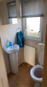 ein kleines Bad mit einem Waschbecken und einem WC in der Unterkunft Whitley bay caravan retreat in Whitley Bay