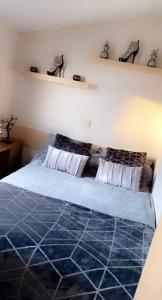 ein Schlafzimmer mit einem blauen Bett mit zwei Kissen in der Unterkunft Whitley bay caravan retreat in Whitley Bay
