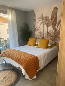 - une chambre avec un grand lit et des oreillers jaunes dans l'établissement Le Best à Cassis,Top emplacement,Parking,double balcon, à Cassis