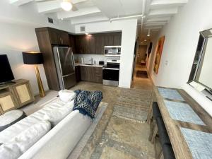 サバンナにあるState Street Retreatの白いソファとキッチンのあるリビングルーム