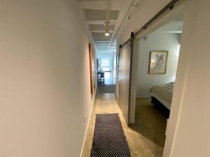 サバンナにあるState Street Retreatのベッドルーム(ベッド付)につながる廊下 +6枚の写真