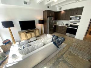 サバンナにあるState Street Retreatの白いソファとキッチンのあるリビングルーム