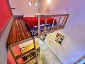 Imagine hostel في سانتا مارتا: غرفة صغيرة مع سرير بطابقين ودرج