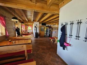 Cette chambre dispose d'un réfrigérateur blanc et d'ustensiles de cuisine. dans l'établissement Koča na Taležu, à Bled