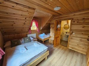 1 dormitorio con 1 cama en una cabaña de madera en Koča na Taležu, en Bled