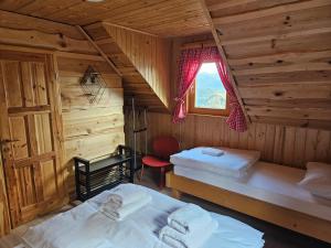 Postel nebo postele na pokoji v ubytování Koča na Taležu
