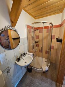 y baño con ducha y lavamanos. en Koča na Taležu, en Bled