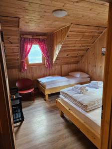 Postel nebo postele na pokoji v ubytování Koča na Taležu