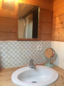 uma casa de banho com um lavatório branco e um espelho. em Chalet Pierre, Les Gets em Les Gets