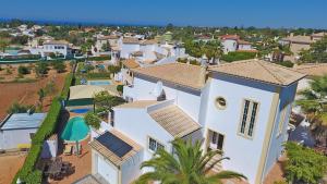 eine Luftansicht eines weißen Hauses in der Unterkunft Villa Flores in Carvoeiro