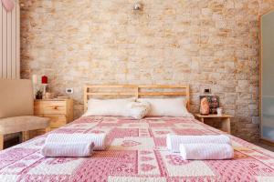 カーゼ・ヌオーヴェにあるMalpensa Gardenのベッドルーム1室(大型ベッド1台、枕2つ付)