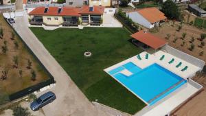 een luchtzicht op een huis met een zwembad bij Casas nas Hortas 