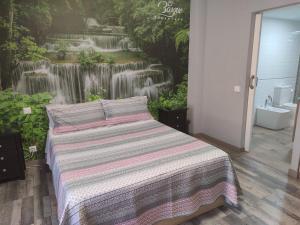 1 dormitorio con 1 cama y un mural con cascada en Hostal El Bosque Encantado Toledo, en Toledo 33 fotos más