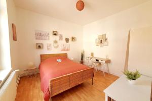 - une chambre avec un lit et un bureau dans l'établissement Le Carillon - hypercentre - WIFI, à Douai