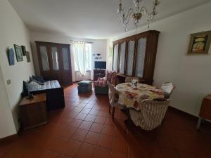 een woonkamer met een tafel en een bank bij Le Camarelle by PortofinoVacanze in Santa Margherita Ligure