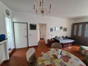 a living room with a table and a bed at Le Camarelle by PortofinoVacanze in Santa Margherita Ligure
