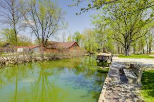 een rivier met een huis en een boot erin bij Pet-Friendly Ohio Escape with Deck and Community Dock! in Celina